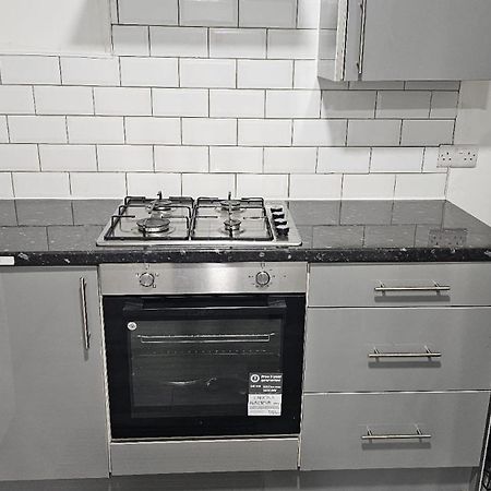 Spacious Double Bedroom With Private Toilet And Shared Kitchen With On Premesis Parking Олдбери Экстерьер фото