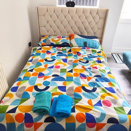 Spacious Double Bedroom With Private Toilet And Shared Kitchen With On Premesis Parking Олдбери Экстерьер фото