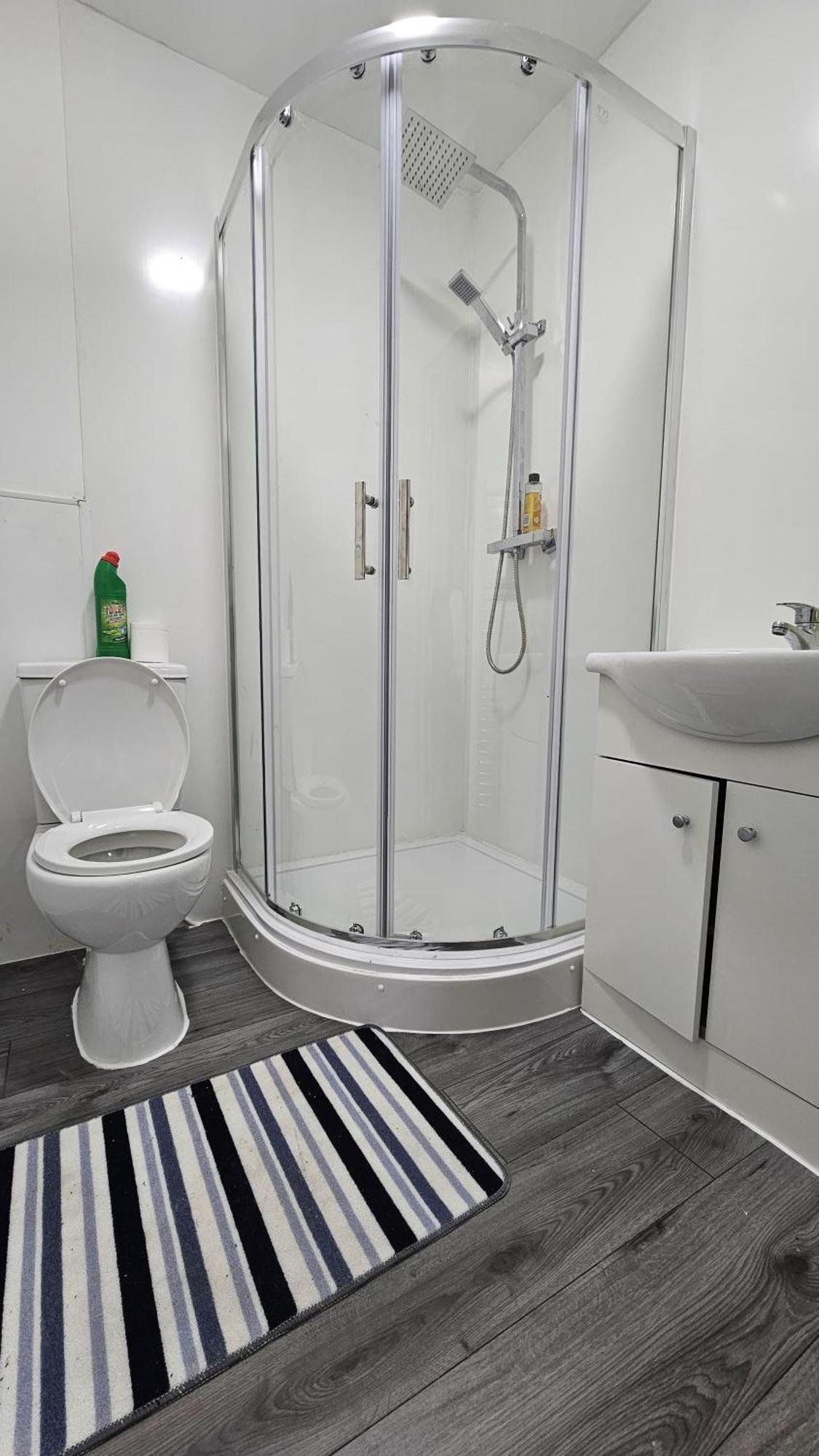 Spacious Double Bedroom With Private Toilet And Shared Kitchen With On Premesis Parking Олдбери Экстерьер фото