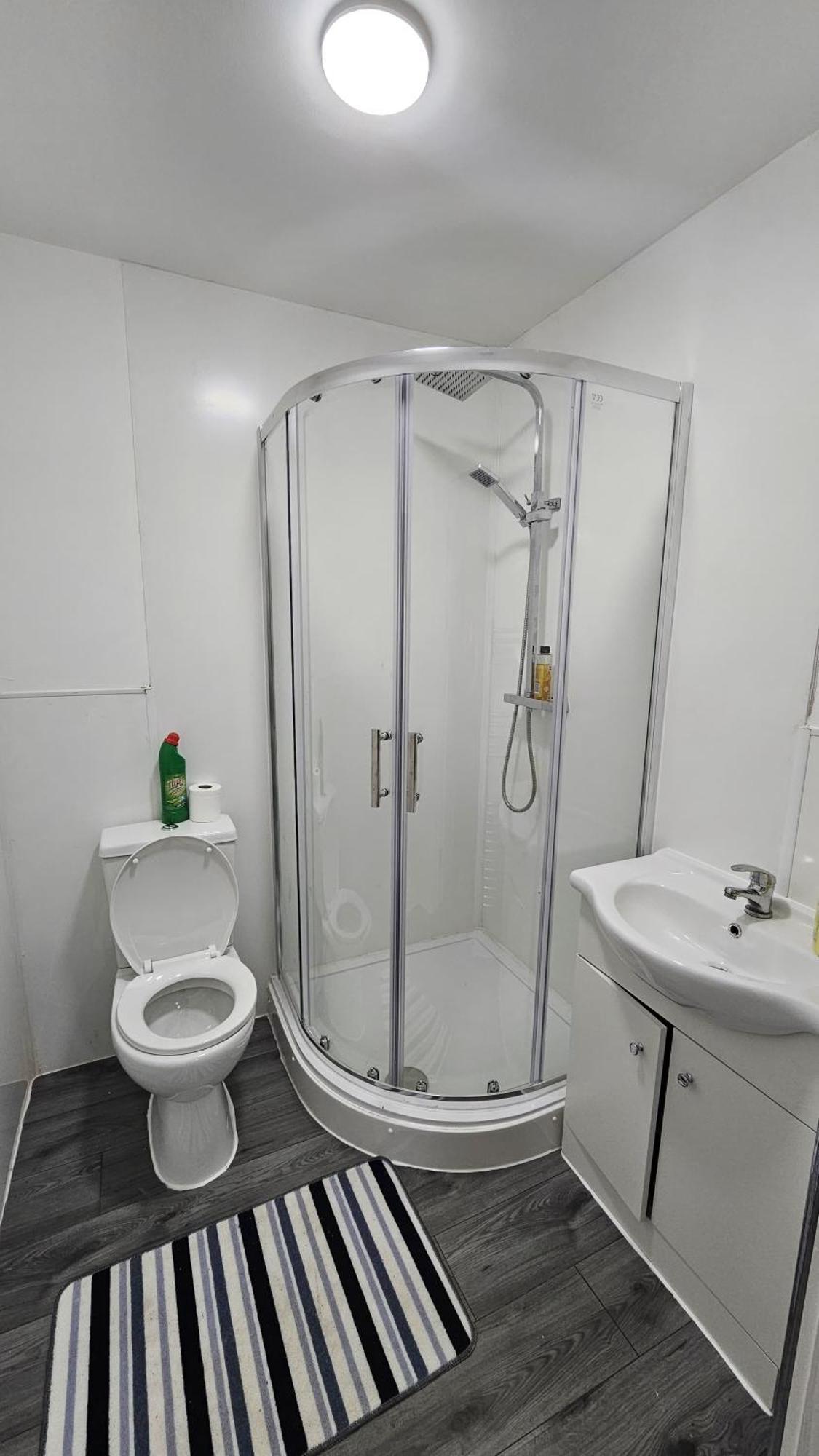 Spacious Double Bedroom With Private Toilet And Shared Kitchen With On Premesis Parking Олдбери Экстерьер фото
