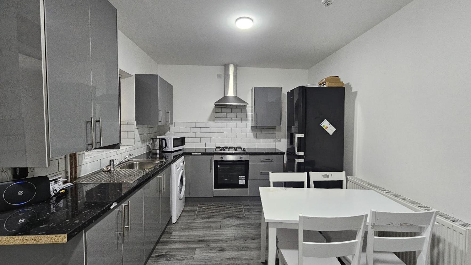 Spacious Double Bedroom With Private Toilet And Shared Kitchen With On Premesis Parking Олдбери Экстерьер фото