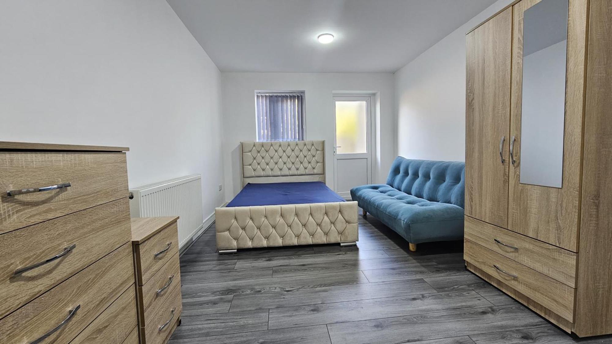 Spacious Double Bedroom With Private Toilet And Shared Kitchen With On Premesis Parking Олдбери Экстерьер фото